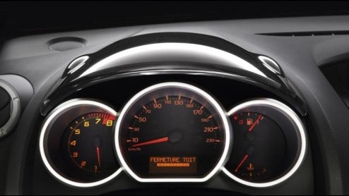 Eind september maakt de nieuwe Renault Wind zijn opwachting. Het leveringsprogramma van de coup roadster is overzichtelijk; er komen drie uitrustingsniveaus en twee motoren. De vanafprijs blijft net
