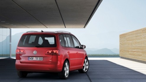 Volkswagen heeft de Touran vernieuwd met een opgefrist uiterlijk en nieuwe motoren. Dat brengt ook nieuwe prijzen met zich mee. De instapper is voortaan de 1.2 TSI Easyline, en die gaat 25.590 euro ko