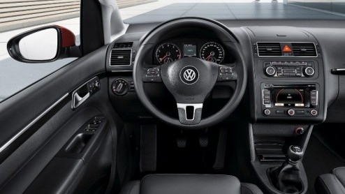 Volkswagen heeft de Touran vernieuwd met een opgefrist uiterlijk en nieuwe motoren. Dat brengt ook nieuwe prijzen met zich mee. De instapper is voortaan de 1.2 TSI Easyline, en die gaat 25.590 euro ko