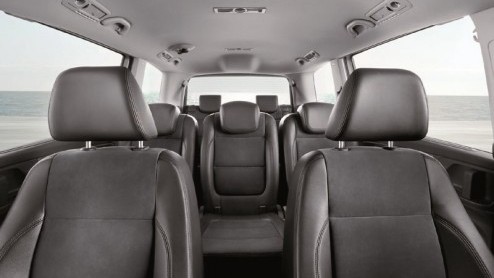 Na vijftien jaar mag de Volkswagen Sharan eindelijk met pensioen. De nieuweling is langer en breder, maar brengt minder kilos op de schaal. Bovendien mag de versie met 1.4 liter TSI motor zich gelukk