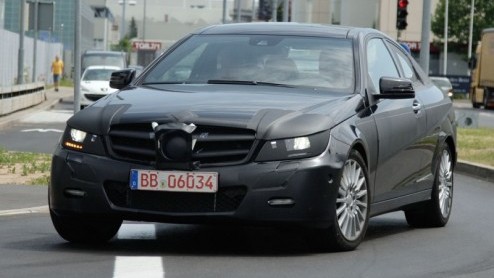 Met het uitfaseren van de Mercedes-Benz CLC  een soort ingekorte C-Klasse met twee deuren  is er in het modelprogramma van de Duitsers ruimte voor iets nieuws. Hier zien we het rijdende bewijs dat M