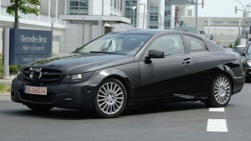 Met het uitfaseren van de Mercedes-Benz CLC  een soort ingekorte C-Klasse met twee deuren  is er in het modelprogramma van de Duitsers ruimte voor iets nieuws. Hier zien we het rijdende bewijs dat M