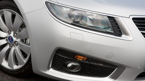 Saab is terug op de kaart, en hoe. Onder de vleugels van Spyker daagt men met de nieuwe 9-5 iedereen uit opnieuw kennis te maken met de Scandinavische interpretatie van comfortabele luxe en sportieve