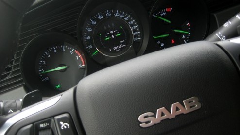 Saab is terug op de kaart, en hoe. Onder de vleugels van Spyker daagt men met de nieuwe 9-5 iedereen uit opnieuw kennis te maken met de Scandinavische interpretatie van comfortabele luxe en sportieve