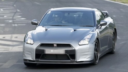 Nissan is nog niet uitgebroed op hun ultieme racemonster, de GT-R. Na de nog meer die hard Spec-V zoeken de Japanners het nu comfortabeler op. Dit zijn nieuwe beelden van de Nissan GT-R Spec-M, die no