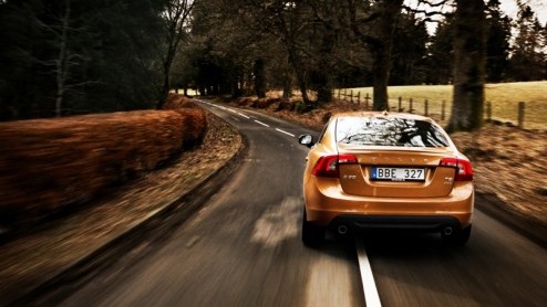 Eerder dan verwacht arriveert de nieuwe Volvo S60 in de showroom. De kersverse middenklasser is vanaf 29 juli  vijf weken eerder dan beoogd  bij de Volvodealer te bewonderen. Prijzen beginnen bij 34