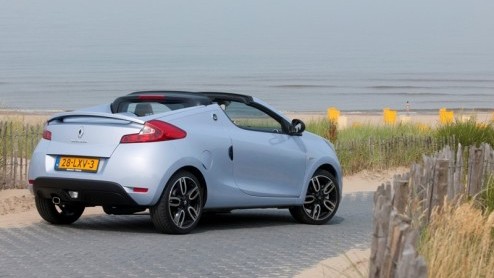 Het aantal beschikbare kleine cabrio's en roadsters is in ons land op n hand te tellen. Renault springt vanaf september luchtig in deze 'leegte' met de nieuwe Wind. Genspireerd op de Twingo en Clio