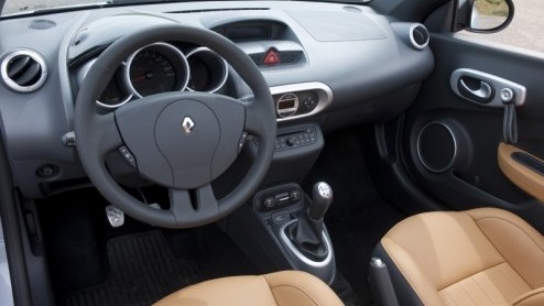 Het aantal beschikbare kleine cabrio's en roadsters is in ons land op n hand te tellen. Renault springt vanaf september luchtig in deze 'leegte' met de nieuwe Wind. Genspireerd op de Twingo en Clio