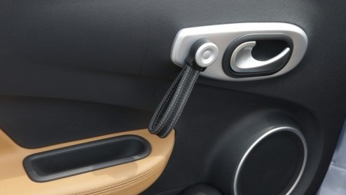 Het aantal beschikbare kleine cabrio's en roadsters is in ons land op n hand te tellen. Renault springt vanaf september luchtig in deze 'leegte' met de nieuwe Wind. Genspireerd op de Twingo en Clio