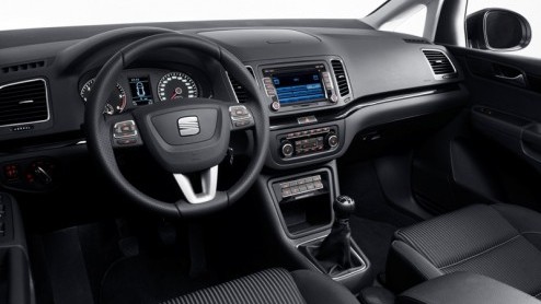 De nieuwe Seat Alhambra staat in oktober bij de dealer en is vanaf nu bestelbaar. Daarom is de prijslijst inmiddels opgemaakt en die start bij 34.900 euro. Zowel de meeste benzine als dieseluitvoering