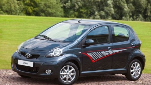 Toyota gaat van de Aygo een sterk gelimiteerde Xcentric-uitvoering bouwen. Een stickerset op de flanken, lichtmetalen wielen, mistlampen, een chromen bies rondom de mistlampen en op de achterklep make