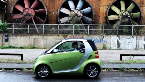 Het is even twee keer kijken, maar smart heeft de fortwo vernieuwd. De inmiddels wereldwijd ingeburgerde stadsauto zoekt het hogerop met meer luxemogelijkheden in een bijgepunt jasje. Ook grepen de te