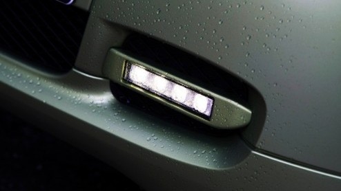 Het is even twee keer kijken, maar smart heeft de fortwo vernieuwd. De inmiddels wereldwijd ingeburgerde stadsauto zoekt het hogerop met meer luxemogelijkheden in een bijgepunt jasje. Ook grepen de te