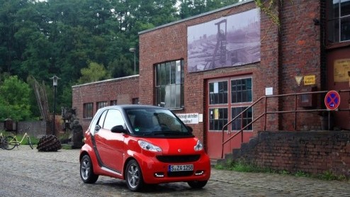 Het is even twee keer kijken, maar smart heeft de fortwo vernieuwd. De inmiddels wereldwijd ingeburgerde stadsauto zoekt het hogerop met meer luxemogelijkheden in een bijgepunt jasje. Ook grepen de te