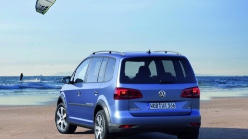 We konden er de klok op gelijk zetten dat Volkswagen ook de CrossTouran in een nieuw jasje zou steken. Vanaf vandaag is dat, getuige officile beelden - realiteit.