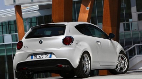 Alfa Romeo gaat mee in de trend om compacte scheurneuzen uit te rusten met een automatische versnellingsbak met dubbele koppeling. De MiTo 1.4 Turbo Multiair 135 TCT is de eerste variant die wordt voo