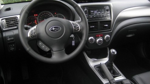 Subaru dacht na hoe de Impreza op extra aandacht kan rekenen. De Japanners namen daarbij naar eigen zeggen een crossover ter inspiratie. Resultaat? De Impreza XV, met robuuste looks en bijpassend inte