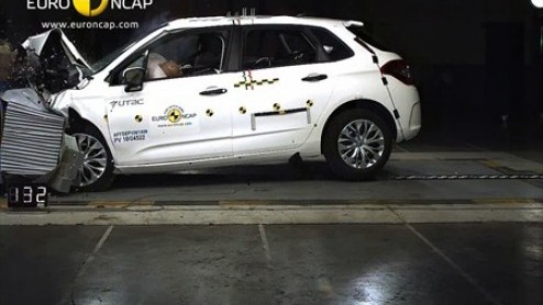 Ook de nieuwe Citron C4 heeft zich onlangs moeten bewijzen in de EuroNCAP crashtest. De Fransoos stond zijn mannetje en behaalde  het wordt bijna saai  de maximale 5 sterren. Met een score van 97%