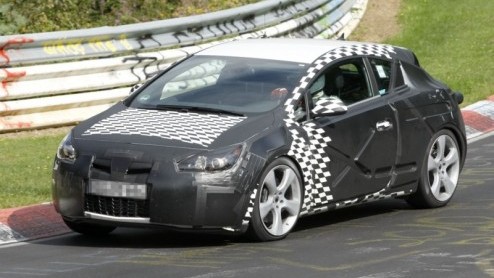 Dit zijn de eerste beelden van de Astra OPC, de meest sportieve Astra die Opel te bieden heeft en nog veel meer gepeperd is dan de GSi die eerder werd gesignaleerd. Het paradepaardje werd als driedeur