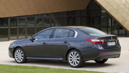 Dit is de opvolger van de Renault Vel Satis, de Latitude. Wat?! Jawel, we maken geen grap. De auto doet in geen enkel opzicht denken aan de bijzondere Vel Satis, dat klopt, maar deze Latitude is dan o