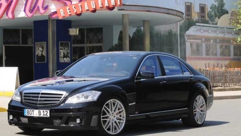 Brabus heeft zoveel mogelijk Apple-apparatuur achterin een Mercedes S-klasse gepropt en noemt hem de ultieme zakensedan. Goed om te weten: het zogeheten iBusiness pakket is beschikbaar voor iedere S-k