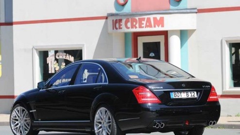 Brabus heeft zoveel mogelijk Apple-apparatuur achterin een Mercedes S-klasse gepropt en noemt hem de ultieme zakensedan. Goed om te weten: het zogeheten iBusiness pakket is beschikbaar voor iedere S-k