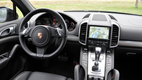 Nul tot honderd in slechts 4,7 seconden en een topsnelheid van 278 km/h. Hebben we hier te maken met een sportwagen? Nee, het zijn de prestaties die de nieuwe Porsche Cayenne Turbo aan de dag legt. Po
