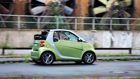 Terwijl de importeur de herziene prijzen van de vernieuwde smart fortwo nog even achter de hand houdt, rollen ze bij ons digitaal de mailbox binnen. Goed nieuws is dat de bijgewerkte tweezitter niet i