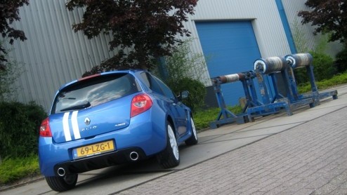In een tijd van downsizing en turbokracht zijn veel pks onder de kap een fluitje van een cent te realiseren. Steeds vaker worden we verwend met klein maar krachtig, soepel en zuinig. In die optiek