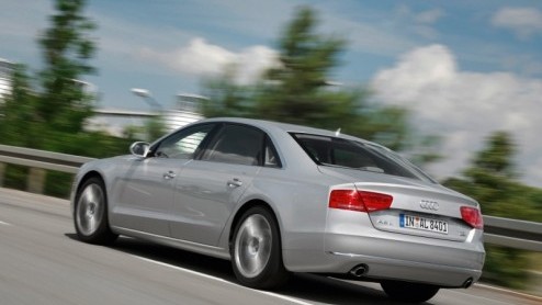 Audi meldt nog maar even fijntjes wat de A8 Lang moet gaan kosten. De limousine met verlengde wielbasis is halverwege deze maand te bestellen vanaf 99.600 euro, waarna de eerste exemplaren na de jaarw