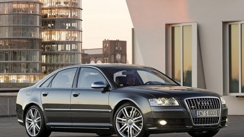 Als je al een heerlijke V8-motor kunt bestellen en een beer van een zesliter W12, dan mag je je wel afvragen waarom Audi zonodig een Lamborghini V10-motor voor de sportversie van de A8 moest transplan
