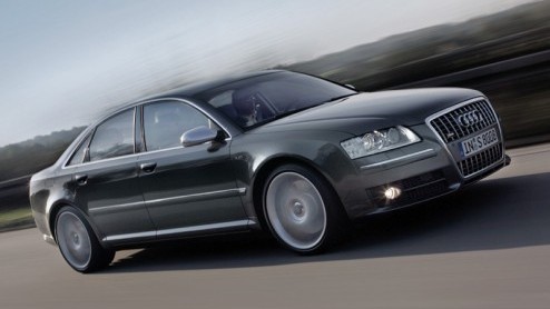 Als je al een heerlijke V8-motor kunt bestellen en een beer van een zesliter W12, dan mag je je wel afvragen waarom Audi zonodig een Lamborghini V10-motor voor de sportversie van de A8 moest transplan
