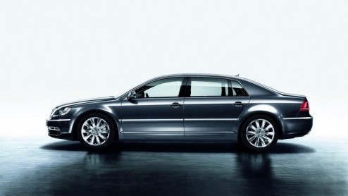 Nadat Volkswagen eerder het doek van de vernieuwde Phaeton af haalde is het nu tijd voor de prijzen. De ondergewaardeerde luxe-limousine is met keuze uit drie benzinemotoren of een diesel vanaf nu ver