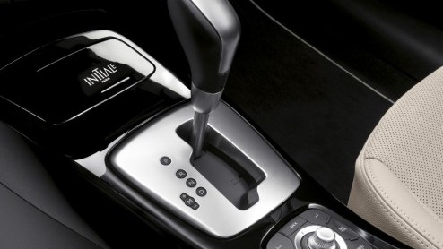 Renault vindt het de tijd de Laguna een faceliftje te geven. Voor de uiterlijke vernieuwing lijkt dat begrip nogal letterlijk te zijn genomen. Dit zijn de eerste beelden, van zowel de hatchback als de