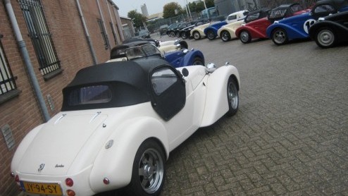 Wel eens van Burton gehoord? De Nederlandse sportwagenfabrikant van  kort gezegd  klassieke roadsters op basis van een Citron 2CV vierde afgelopen zondag haar 10 jarig bestaan. Het feestelijke jubi