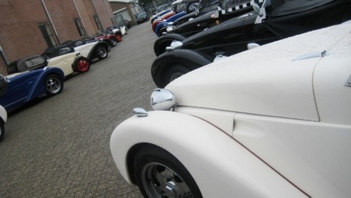 Wel eens van Burton gehoord? De Nederlandse sportwagenfabrikant van  kort gezegd  klassieke roadsters op basis van een Citron 2CV vierde afgelopen zondag haar 10 jarig bestaan. Het feestelijke jubi