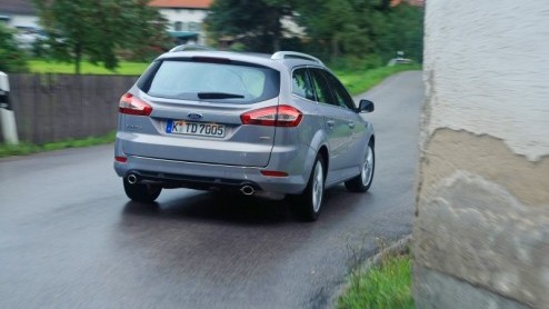 De Ford Mondeo weet met succes al jarenlang vele gezinnen en vertegenwoordigers aan behoorlijk ruim en strak sturend vervoer te helpen. In zijn huidige vorm loopt de Duitse middenklasser alweer drie j