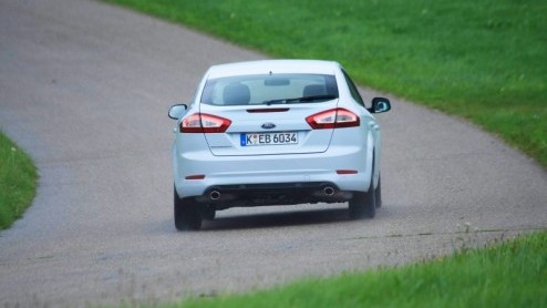 De Ford Mondeo weet met succes al jarenlang vele gezinnen en vertegenwoordigers aan behoorlijk ruim en strak sturend vervoer te helpen. In zijn huidige vorm loopt de Duitse middenklasser alweer drie j
