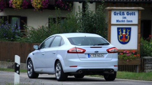 De Ford Mondeo weet met succes al jarenlang vele gezinnen en vertegenwoordigers aan behoorlijk ruim en strak sturend vervoer te helpen. In zijn huidige vorm loopt de Duitse middenklasser alweer drie j