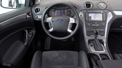 De Ford Mondeo weet met succes al jarenlang vele gezinnen en vertegenwoordigers aan behoorlijk ruim en strak sturend vervoer te helpen. In zijn huidige vorm loopt de Duitse middenklasser alweer drie j