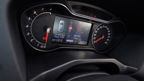 De Ford Mondeo weet met succes al jarenlang vele gezinnen en vertegenwoordigers aan behoorlijk ruim en strak sturend vervoer te helpen. In zijn huidige vorm loopt de Duitse middenklasser alweer drie j