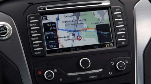 De Ford Mondeo weet met succes al jarenlang vele gezinnen en vertegenwoordigers aan behoorlijk ruim en strak sturend vervoer te helpen. In zijn huidige vorm loopt de Duitse middenklasser alweer drie j
