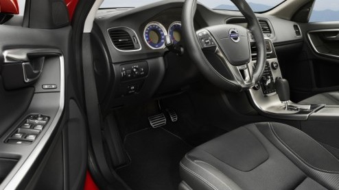 Als Volvo met de S60 en V60 de sportiefste Volvo ooit in handen denkt te hebben, mag een beetje extra hulp van R-Design niet ontbreken. Daartoe pakken de Zweden sportief uit met een sportonderstel en