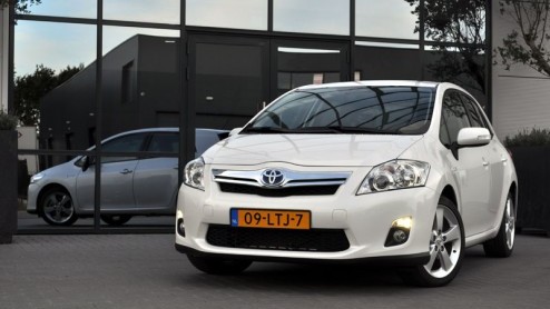 De Toyota Auris Hybrid zou volgens zijn makers even zuinig zijn als de Prius. Met andere woorden, het geforceerd windtunnel design van de Prius is dus van ondergeschikt belang. Waarom kwam Toyota in 1