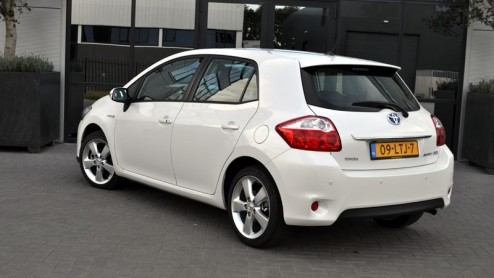 De Toyota Auris Hybrid zou volgens zijn makers even zuinig zijn als de Prius. Met andere woorden, het geforceerd windtunnel design van de Prius is dus van ondergeschikt belang. Waarom kwam Toyota in 1