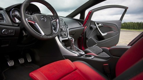 Na de aankondiging van een Astra GTC concept-car op de Autosalon van Parijs doet Opel deze gepeperde scheurneus in spe toch al uit de doeken. Het studiemodel  dat een voorbode is van de sportief geti