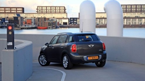 De Mini, -Clubman en -Cabrio hebben allemaal n ding gemeen; je koopt ze voor hun rijplezier en looks, ruimte is gewoon bijzaak. Allemaal leuk en aardig, maar wat nou als je als Mini rijder (al dan n
