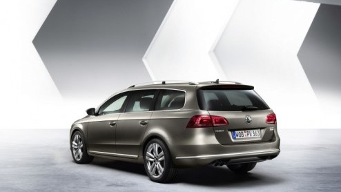 Net voordat de Autosalon van Parijs haar deuren opent, laat Volkswagen de vernieuwde Passat los. Flink opgefrist van buiten, vertrouwd van binnen en een reeks nog zuinigere motoren zal de populaire mi