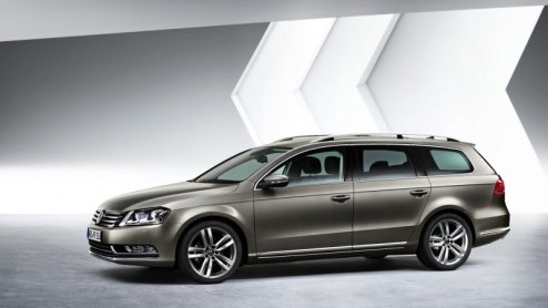 Net voordat de Autosalon van Parijs haar deuren opent, laat Volkswagen de vernieuwde Passat los. Flink opgefrist van buiten, vertrouwd van binnen en een reeks nog zuinigere motoren zal de populaire mi
