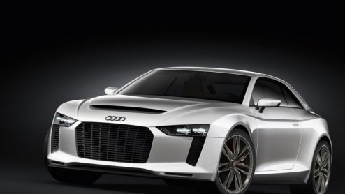 En wat heeft Audi in huis op de Salon van Parijs? De Audi quattro concept! Een zeer sportief studiemodel met 408 pk uit vijf cilinders, als hommage aan de allereerste Audi quattro die 30 jaar geleden 